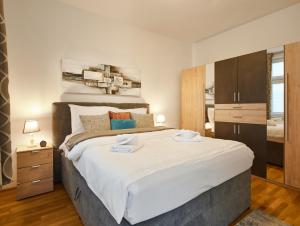 维也纳Flarent Vienna Apartments-HG的一间卧室配有一张带白色床单的大床