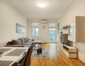 维也纳Flarent Vienna Apartments-HG的带沙发和电视的客厅