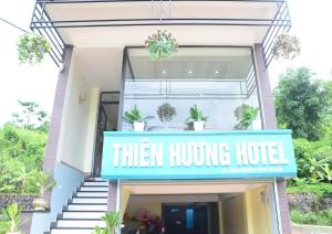 Làng LapThiên Hương Hotel的一家标有读取他们拥抱的酒店