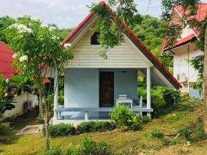 Ban Tha Ling LomLungYod guesthouse的一间红色屋顶的小房子