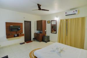 SohāgpurCheetal Resort-Best Jungle Resort的卧室配有白色的床和电视。