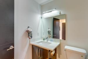 塔奇拉Modern Tukwila Vacation Rental Near Airport!的一间带水槽和镜子的浴室