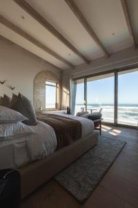 维德尼斯Escape to the Beach的一间卧室设有一张大床,享有海景
