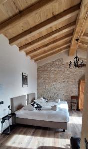 TarzoAgriturismo La Pina的一间卧室设有一张床和砖墙