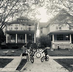 奥克帕克Oak Park Beauties - Tree Lined Streets - Walkable的一群人骑着自行车在房子前面的人行道上