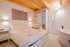 San SperateTS ROOMS - Guest House Sciola的白色卧室设有床铺和水槽