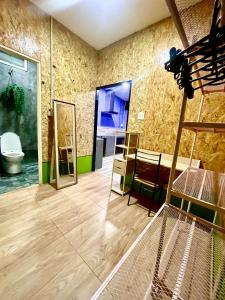 阁遥岛Lamai Home的客房设有带卫生间和梯子的浴室