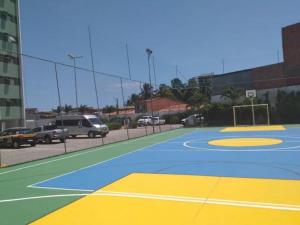 马塞约Residencial Maravilha - Poço的停车场篮球场的 ⁇ 染