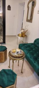 萨拉热窝Vila Džan的客厅配有绿色沙发和茶几