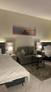 海米斯穆谢特شقق ثمانين بارك1的酒店客房,配有床和沙发