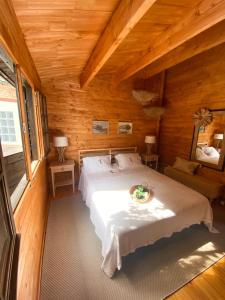 塞图巴尔Vale do Laranjal的小木屋内一间卧室,配有一张床