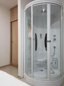 巴耶杜帕尔Hotel Valledupar Plaza的一间房间里带玻璃门的淋浴