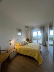 卡莫利La CONCHIGLIA Bed & Breakfast的一间卧室设有一张大床和一个窗户。