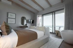 维德尼斯Escape to the Beach的一间卧室设有一张大床和一个大窗户