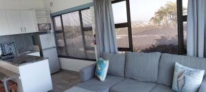 马盖特Ramsgate Ocean View的带沙发和大窗户的客厅