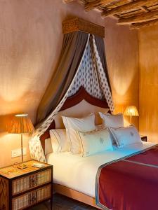 马拉喀什CASA ABRACADABRA的一间卧室配有一张带天蓬的床