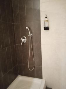 比雷埃夫斯奥林匹克酒店的浴室内配有淋浴和头顶淋浴