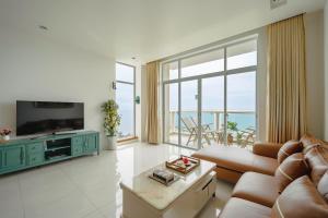 潘切Casa Home - Ocean Melody - Beach Front 3br Apartment的带沙发和电视的客厅