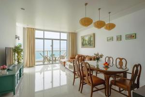 潘切Casa Home - Ocean Melody - Beach Front 3br Apartment的客厅配有桌椅和沙发
