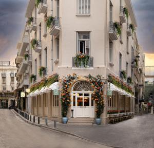 雅典Belle Epoque Suites的花朵边的建筑