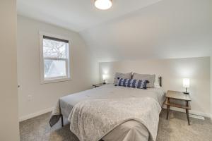 法戈Updated Home Less Than 1 Mi to Downtown Fargo!的白色的卧室设有床和窗户