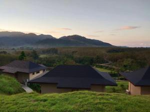 蔻立Khaolak Blue Sky Villa的山丘上以山为背景的房子
