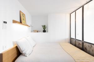 马赛Les Appartements de Babel République的白色客房的一张床位,设有窗户