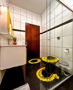 若阿诺波利斯Chacara com lazer e conforto em Joanopolis SP的一间位于客房内的黄色卫生间的浴室
