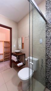 圣米格尔-杜戈斯托苏POUSADA DONNA MARIA的一间带卫生间和玻璃淋浴间的浴室