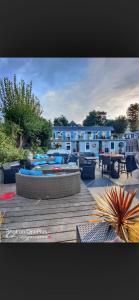 滨海维莱Hotel la piscine的庭院设有家具和桌子。