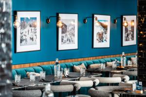 葱仁谷瓦托伦斯华氏七度酒店的蓝色墙壁的餐厅里的一排桌子