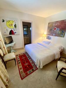 莫特里尔卡萨德洛斯贝茨酒店的卧室配有白色的床和椅子