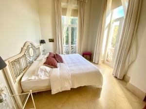 莫特里尔卡萨德洛斯贝茨酒店的一间卧室配有带白色床单和红色枕头的床。