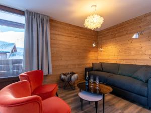 蒂涅Apartment Le Pramecou - Val Claret-8 by Interhome的客厅配有沙发、椅子和桌子