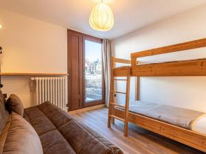 蒂涅Apartment Le Pramecou - Val Claret-8 by Interhome的带沙发和双层床的客厅