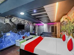 布巴内什瓦尔OYO Flagship Hotel Greenmoods的卧室配有一张白色大床和电视。
