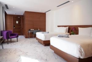 巴拿马城Hotel San Felipe的酒店客房配有两张床和一张书桌