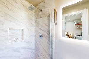 费南迪纳比奇Beach 5 Villas #B4的一间铺有白色大理石的淋浴浴室