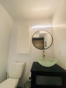 旧金山Modern studio near UCSF/Chase/Oracle Park的浴室设有白色的卫生间和镜子
