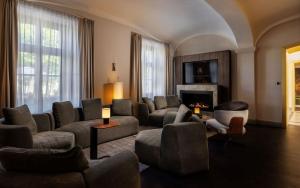 巴拉顿菲赖德Anna Grand Hotel的客厅配有沙发椅和壁炉
