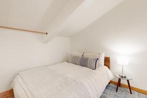 凯彻姆Sunbeam Sanctuary的白色卧室配有床和灯