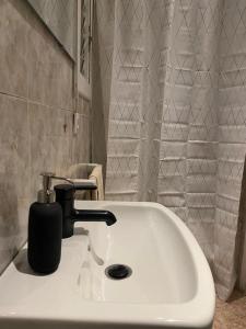 皮内达德马尔Mediterraneo Euroviajeros Room的浴室水槽和肥皂机