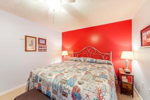 默特尔比奇Kingston Plantation 6-A的一间卧室配有一张红色墙壁的床