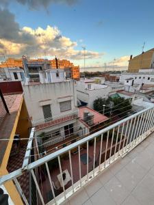 皮内达德马尔Mediterraneo Euroviajeros Room的阳台享有城市美景。