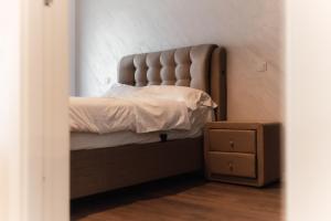 巴亚马雷VIVO Residence Short Stay的卧室内一张带软垫床头板的床