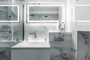 巴亚马雷VIVO Residence Short Stay的白色的浴室设有水槽和镜子