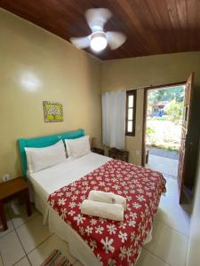 安格拉杜斯雷斯Chalé Ouro Verde的一间卧室配有一张床,上面有两条毛巾