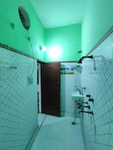 巴雷利Divisha PG House Sharing Beds Only for boys的一间带水槽、淋浴和镜子的浴室