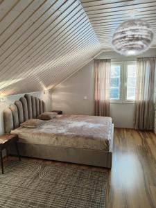LohjaHuvila Lohja的一间卧室设有一张带木制天花板的大床