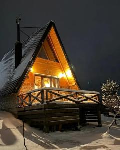 帕莱Vikendica Tromedja Pale的雪中的一个小木屋